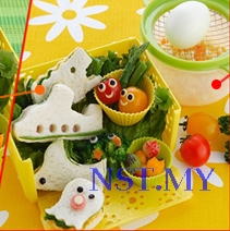 Japan Made 4 in 1 sandwich cutter/cookies mould(red)